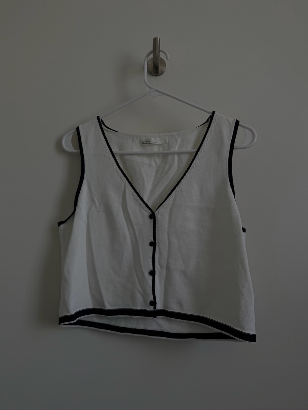 OAK + FORT White V-Neck Cropped Tank with Black Piping